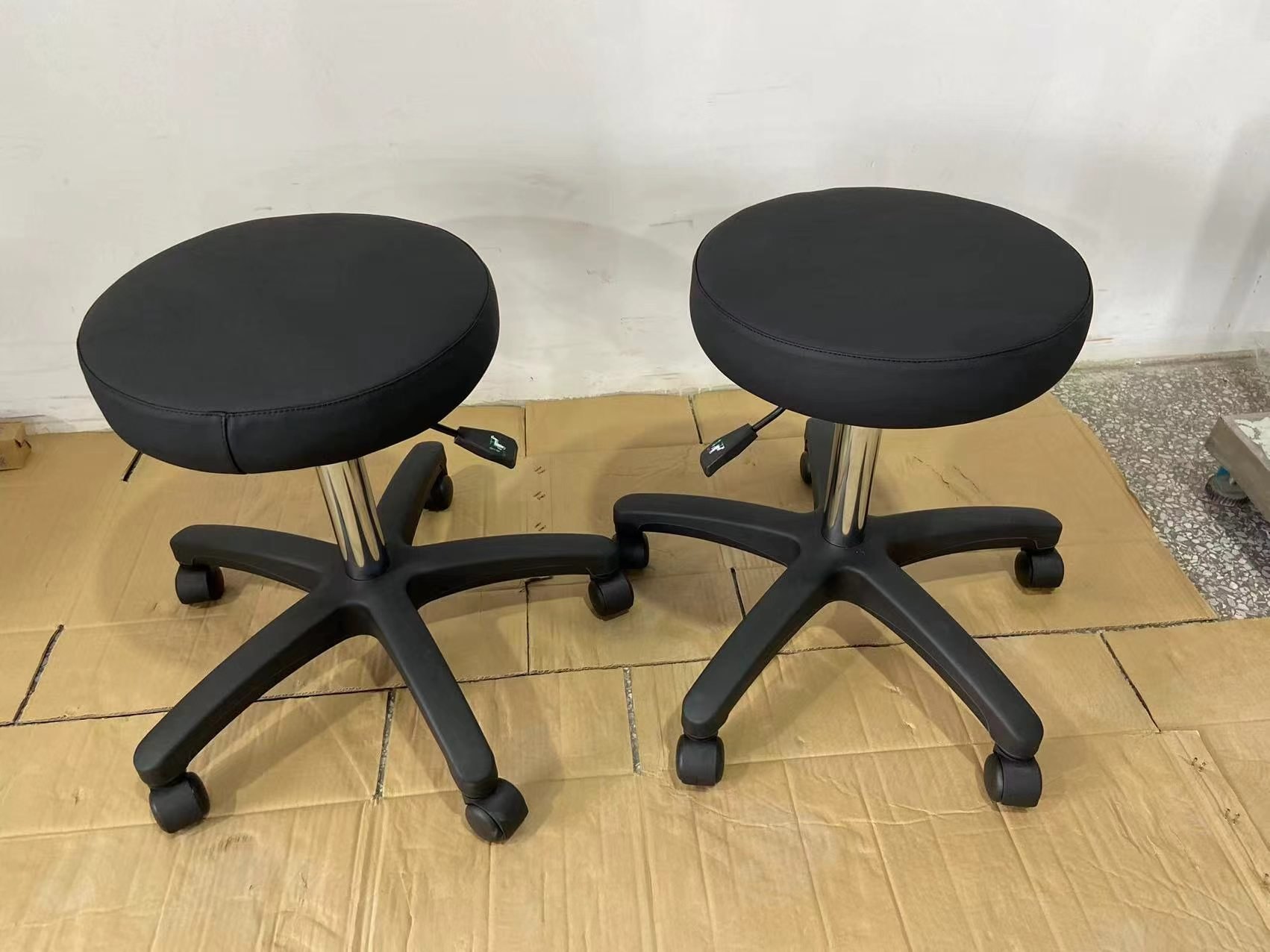 Mobile rolling stool